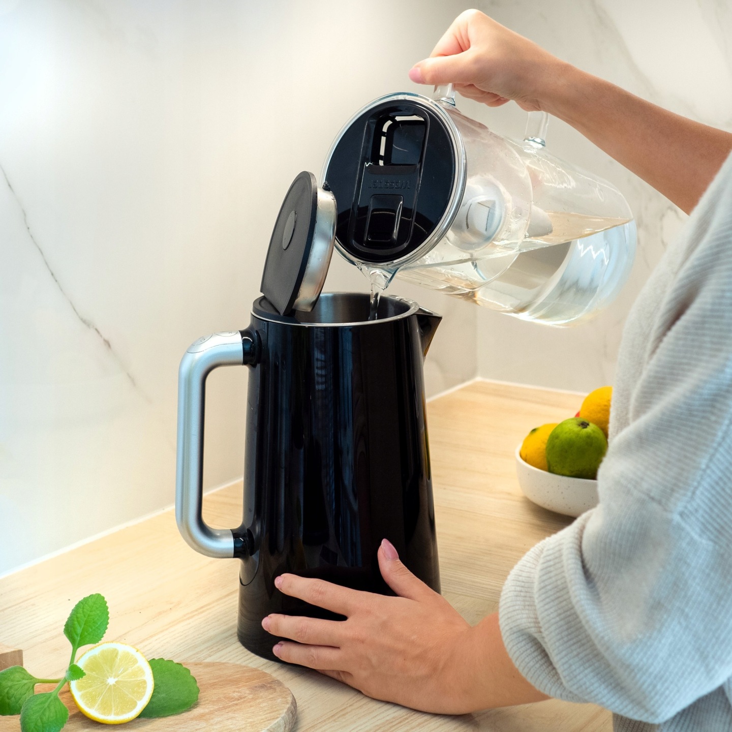 Szklany dzbanek Wessper w codziennym użycie w kuchni